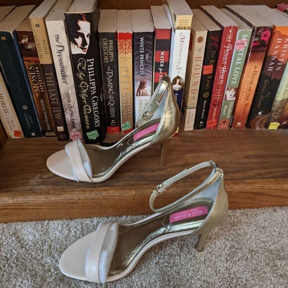 ISAAC mizrahi New York gold and ivory leather ankle strap stiletto heels  8 nwob - Picture 4 of 7
